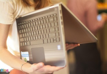 Laptop xoay gập 360 độ về Việt Nam, giá 12,9 triệu đồng